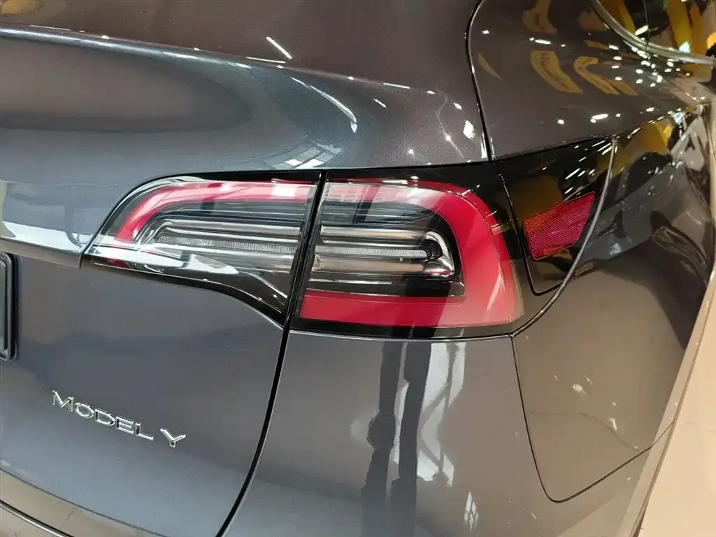 Tesla Model Y — фото 5