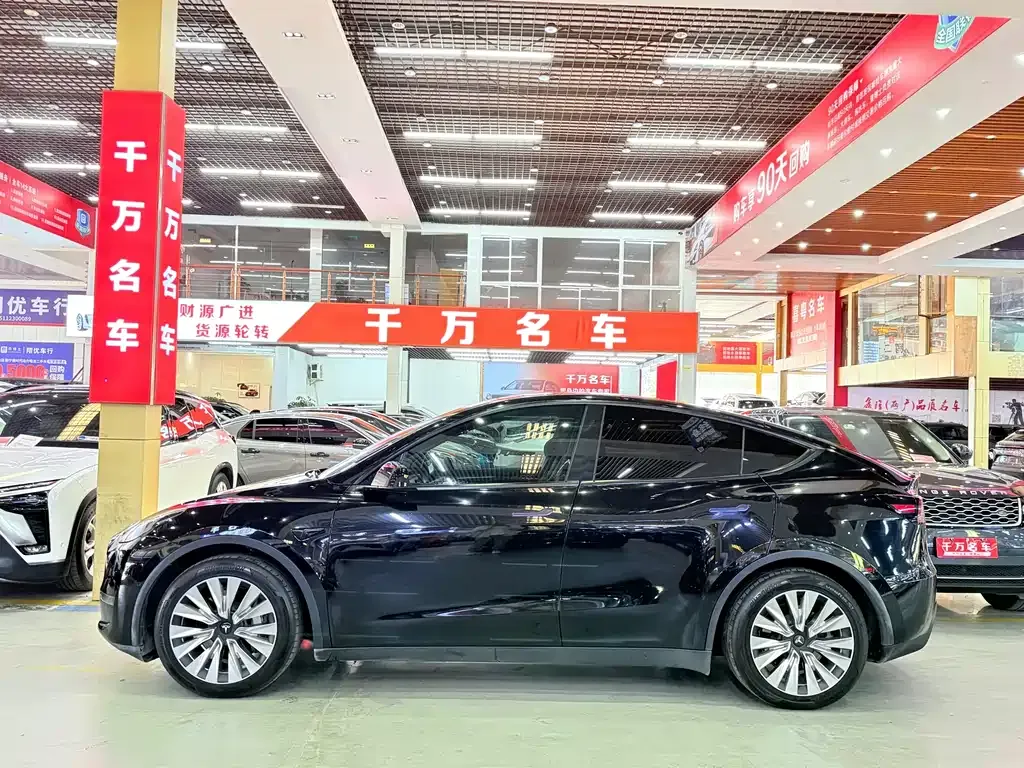 Tesla Model Y — фото 10