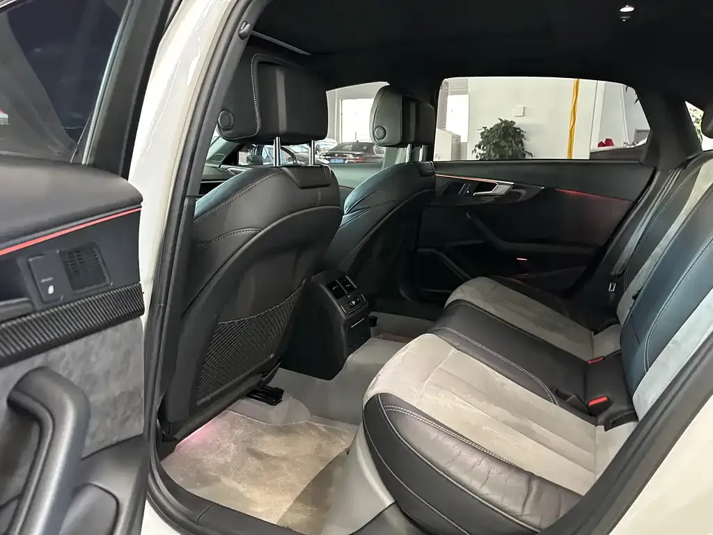 Audi A4L 2023 из CN, фото 5