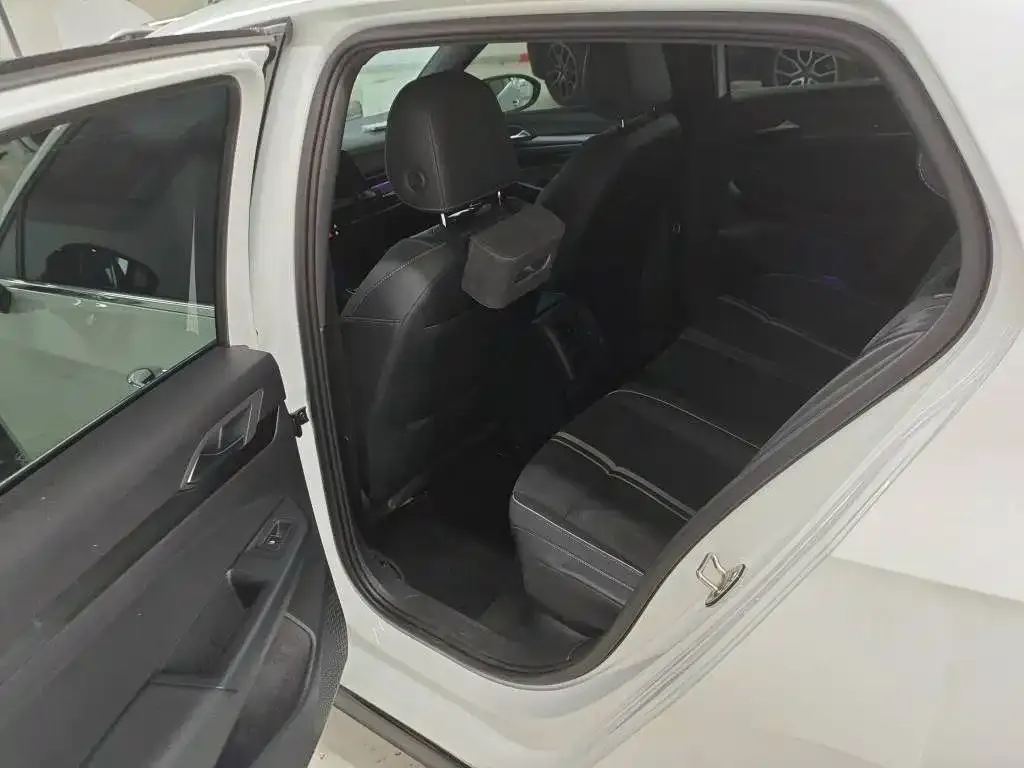 Volkswagen Golf 2023 из CN, фото 4