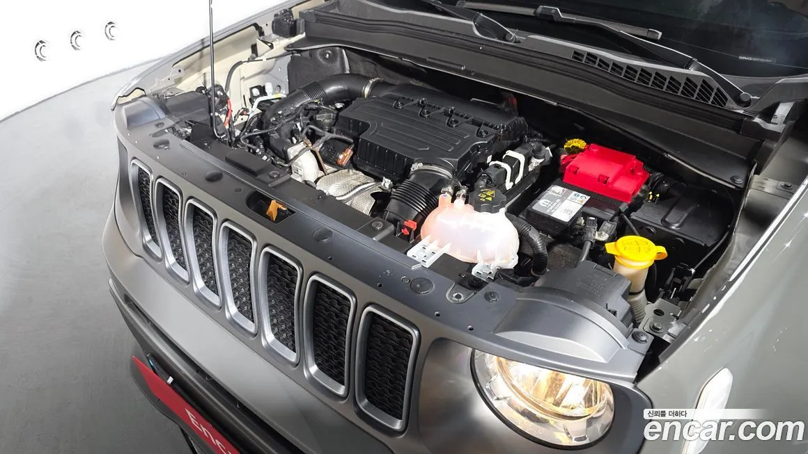 Jeep Renegade — фото 10
