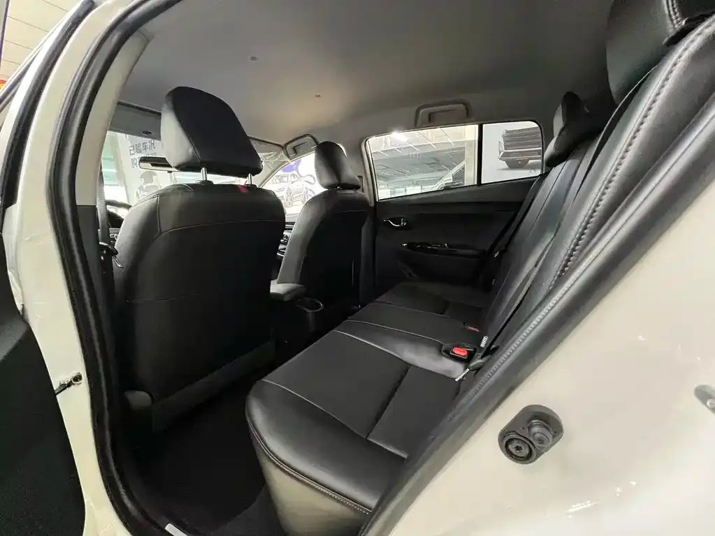 Toyota Yaris L — фото 2