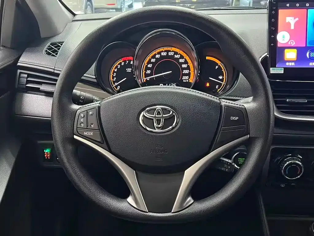 Toyota Yaris L — фото 4
