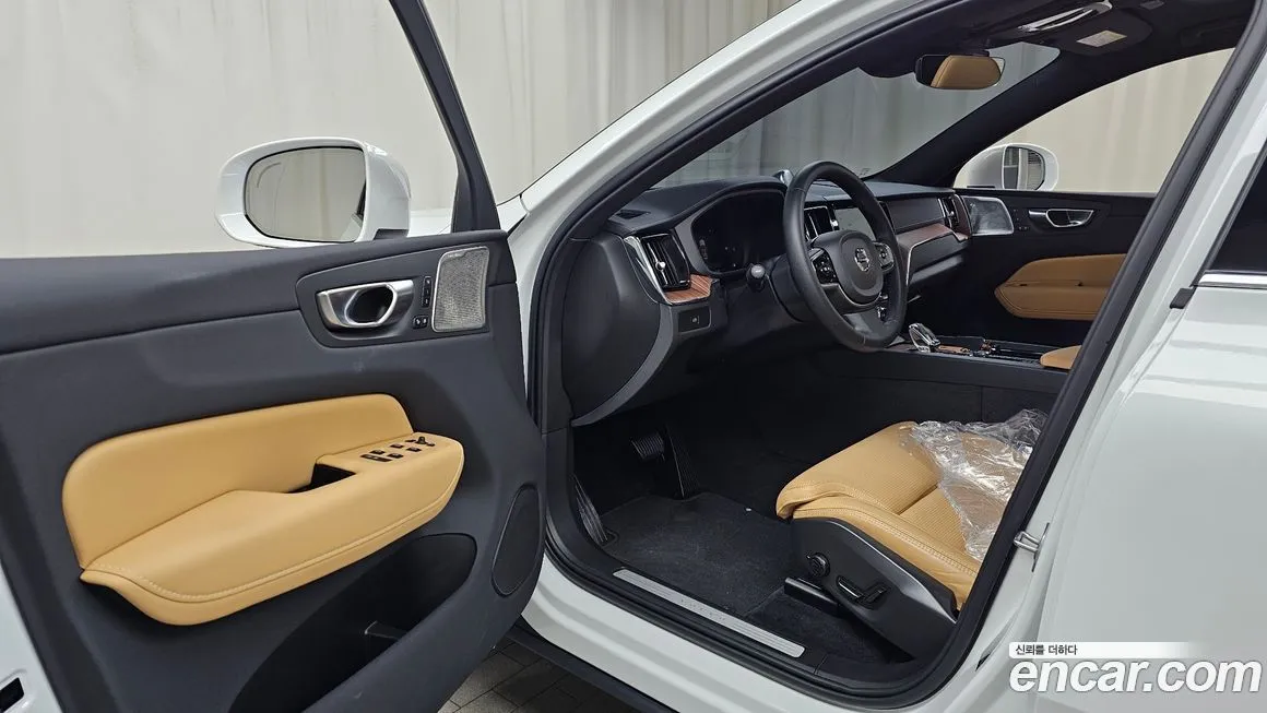 Volvo XC60 — фото 10
