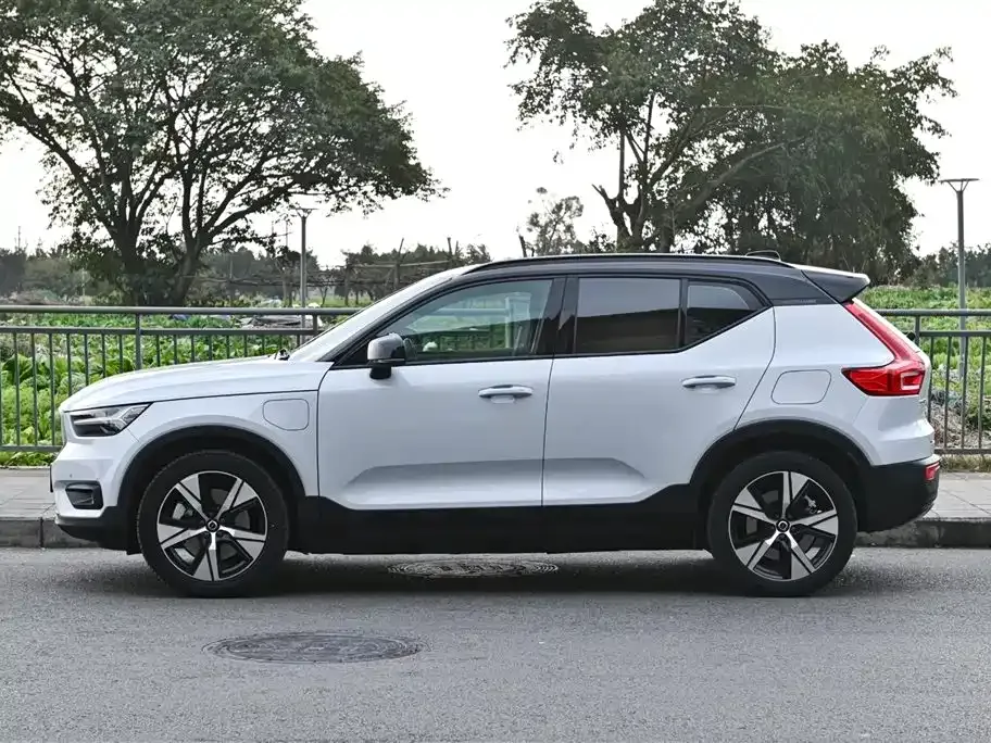 Volvo XC40 — фото 3