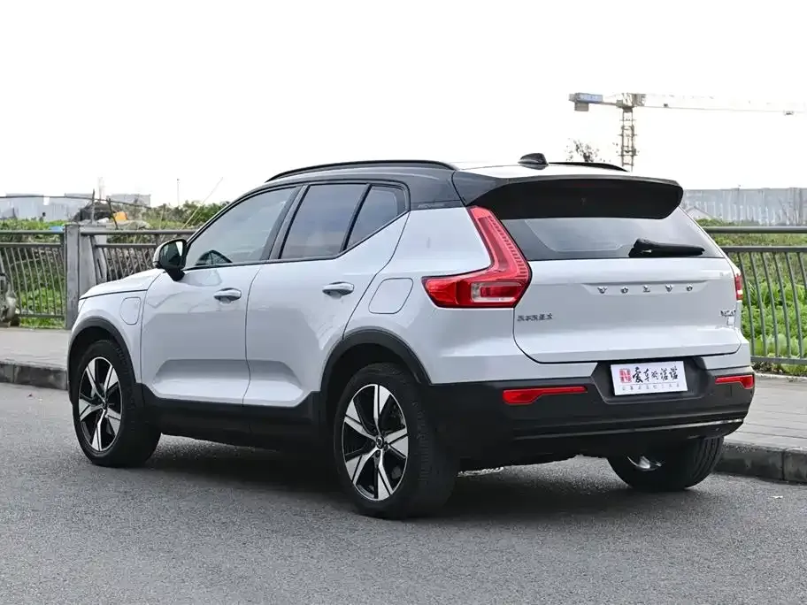 Volvo XC40 — фото 10
