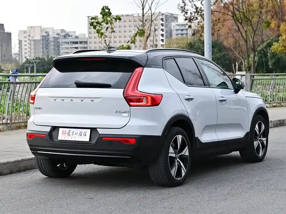 Volvo XC40 — фото 6