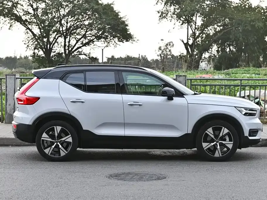 Volvo XC40 — фото 9