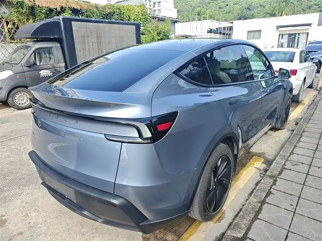 Tesla Model Y — фото 8