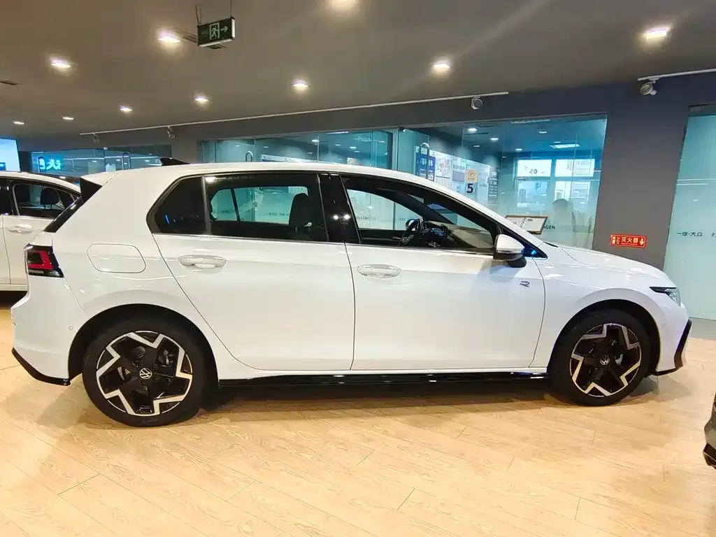 Volkswagen Golf 2024 из CN, фото 6