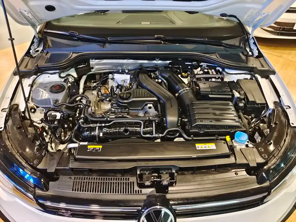 Volkswagen Golf 2024 из CN, фото 10