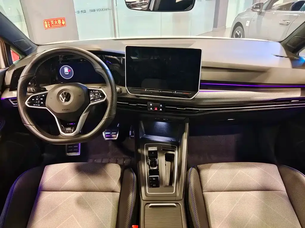 Volkswagen Golf 2024 из CN, фото 4