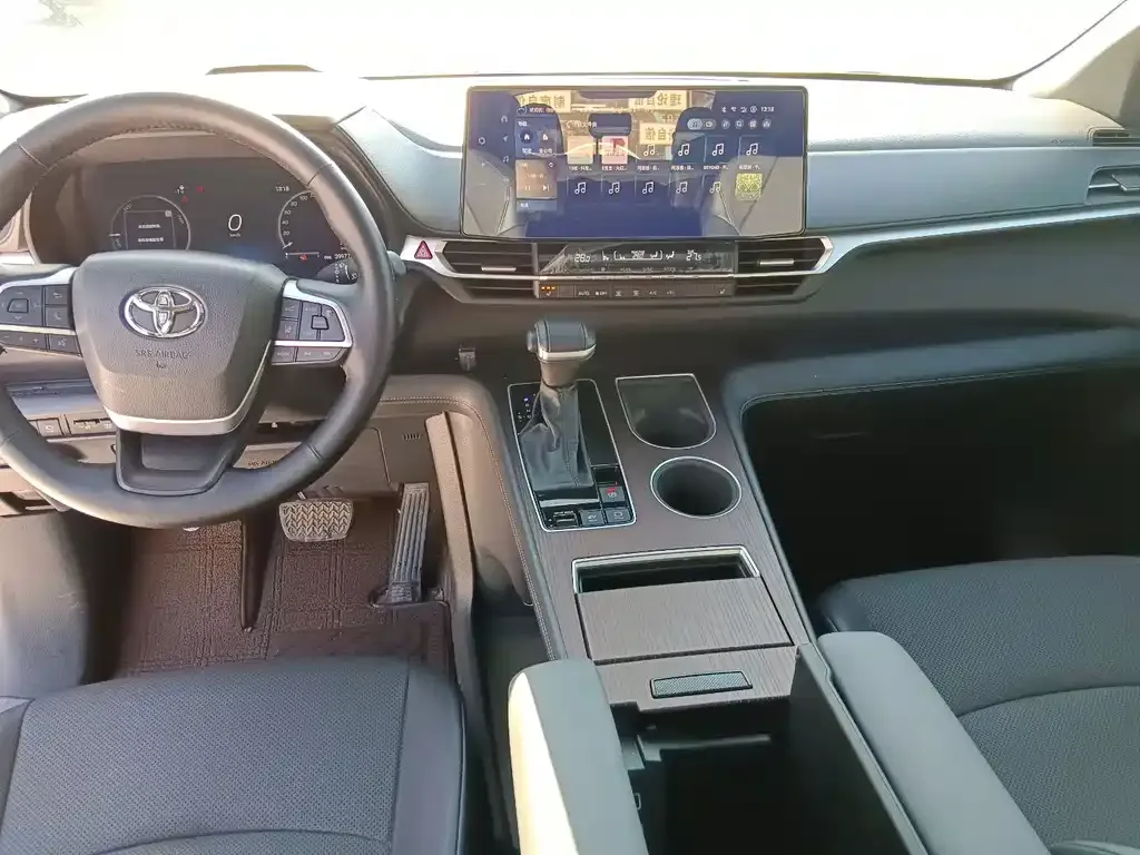 Toyota Granvia 2024 из CN, фото 2