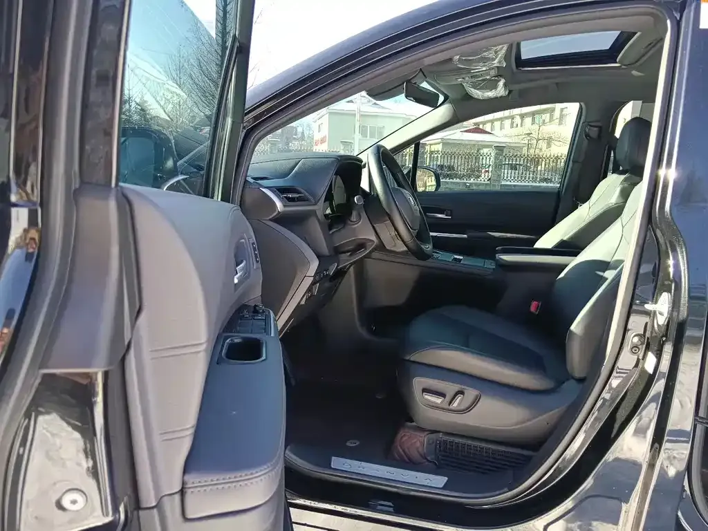 Toyota Granvia 2024 из CN, фото 3