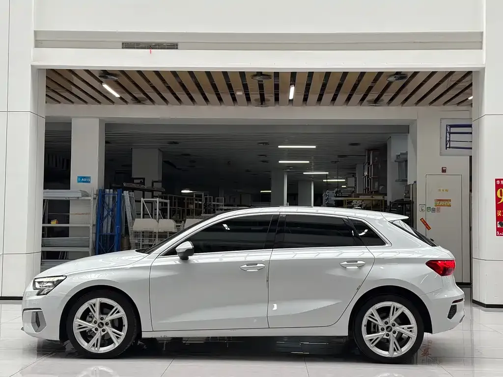 Audi A3 2023 из CN, фото 2