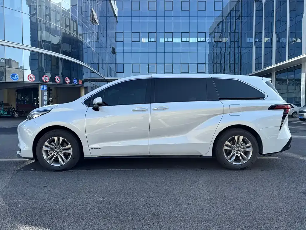 Toyota Sienna 2024 из CN, фото 9