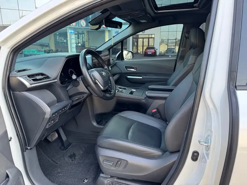 Toyota Sienna 2024 из CN, фото 2