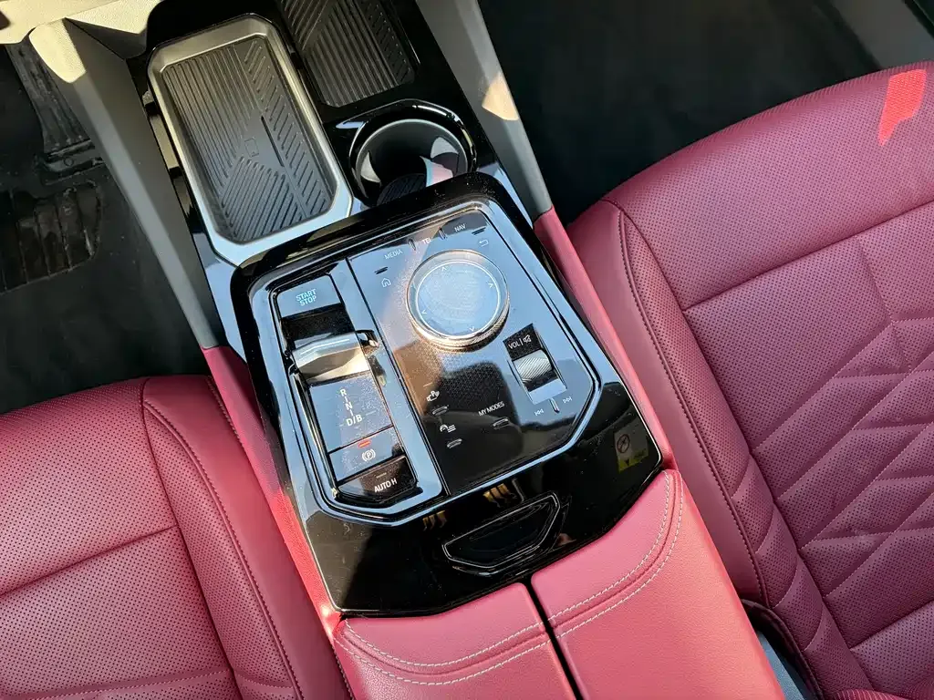 BMW i5 — фото 9
