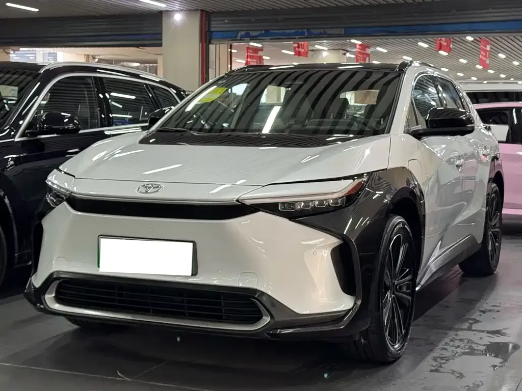 Toyota bZ4X 2023 из CN, фото 1