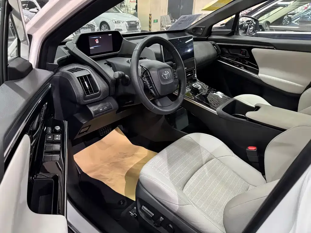 Toyota bZ4X 2023 из CN, фото 4