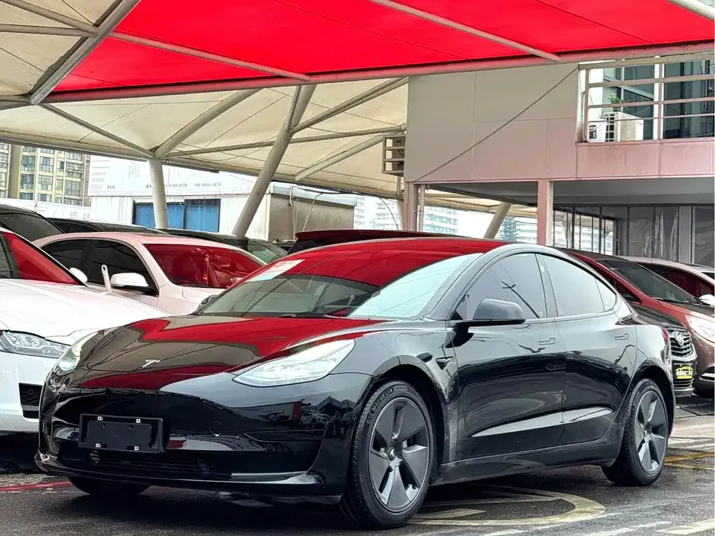 Tesla Model 3 — фото 1