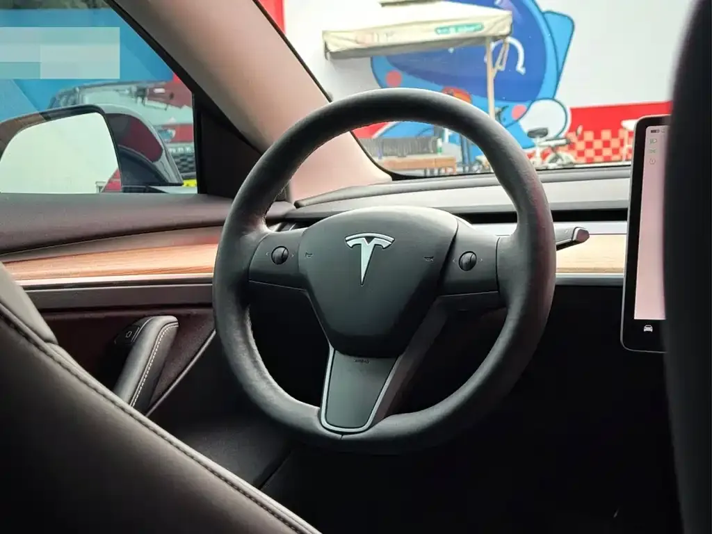 Tesla Model 3 — фото 5