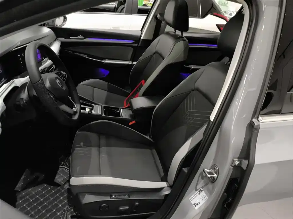 Volkswagen Golf 2024 из CN, фото 6