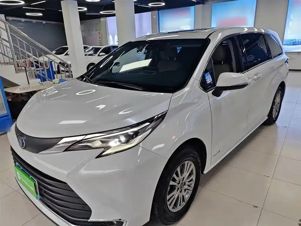 Toyota Sienna 2023 из CN, фото 1