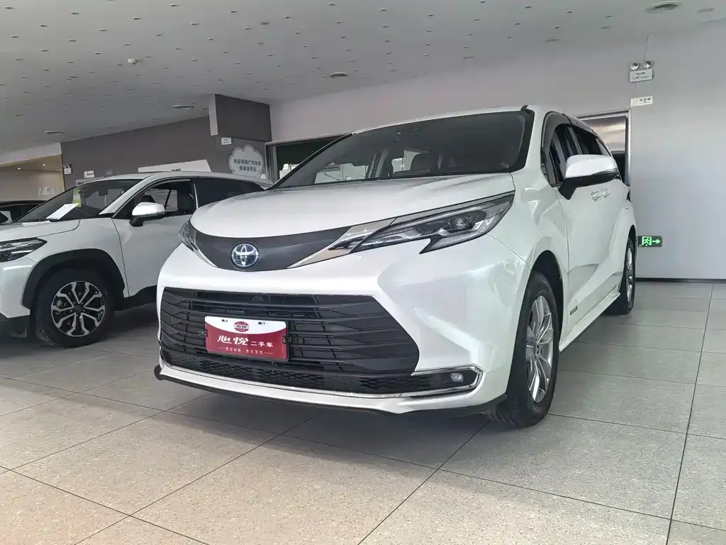 Toyota Sienna 2023 из CN, фото 1