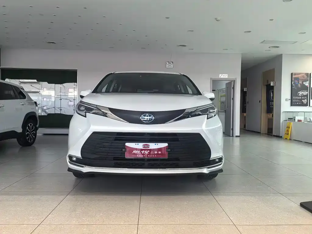 Toyota Sienna 2023 из CN, фото 2