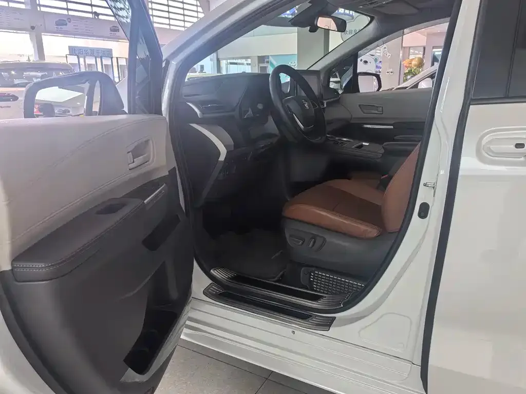 Toyota Sienna 2023 из CN, фото 4