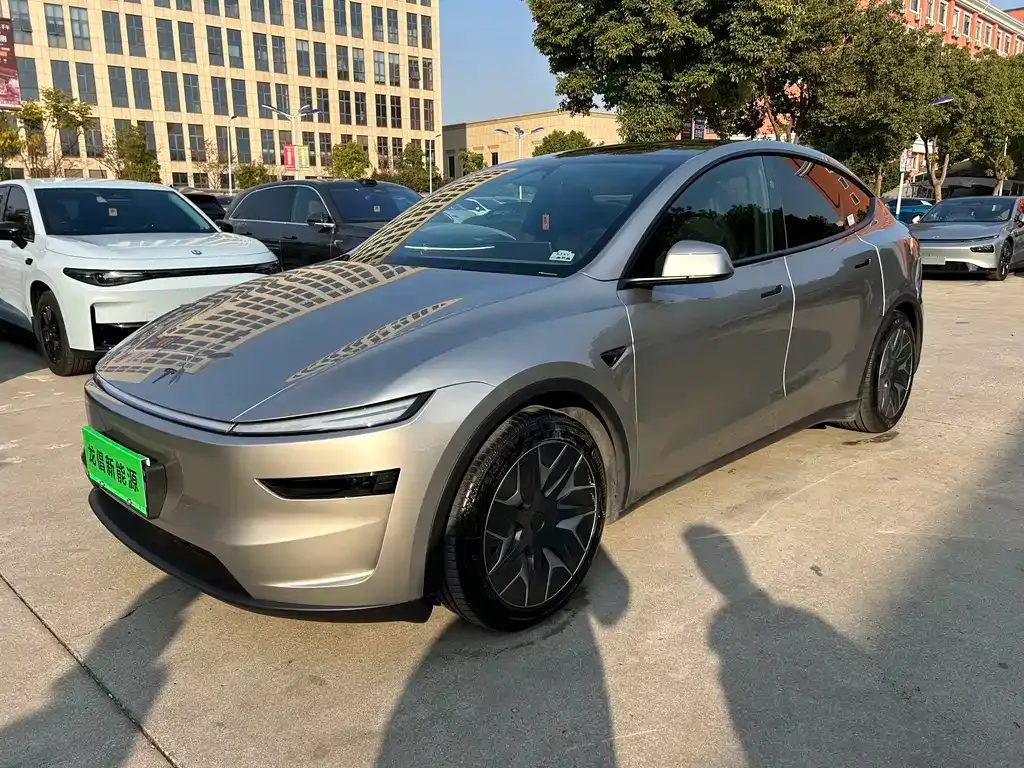Tesla Model Y L — фото 7