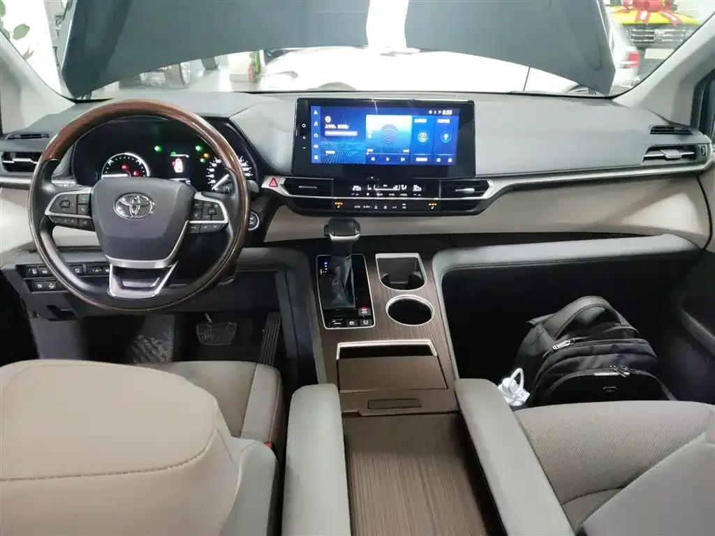 Toyota Granvia 2023 из CN, фото 6