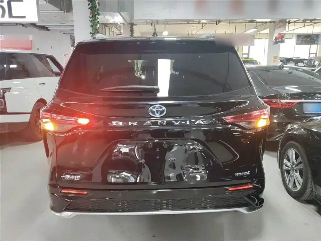 Toyota Granvia 2023 из CN, фото 9