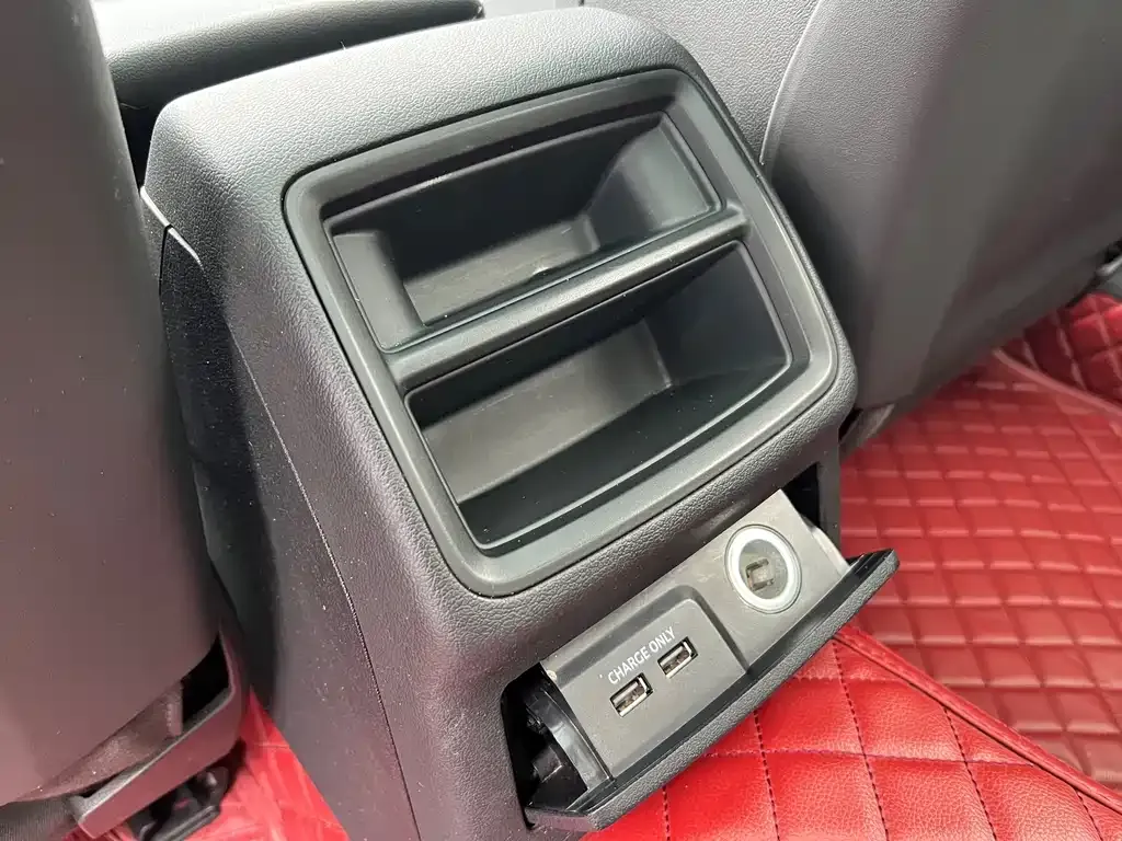 Audi A4L 2021 из CN, фото 9