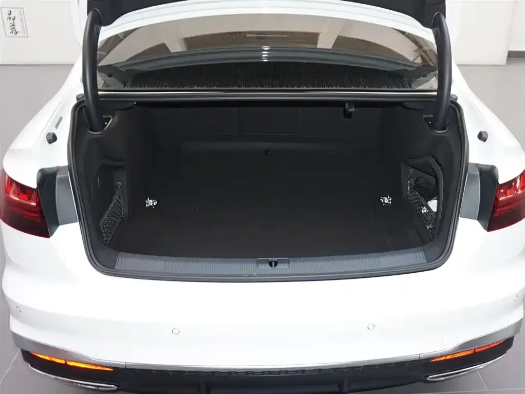 Audi A4L 2021 из CN, фото 6