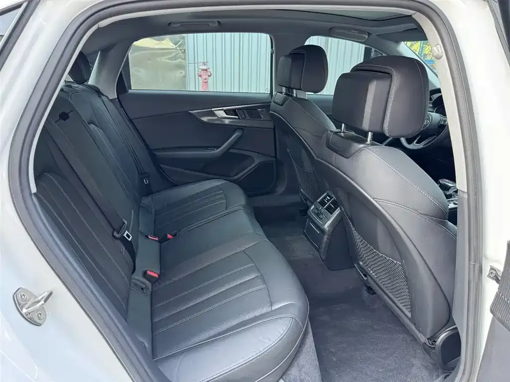 Audi A4L 2021 из CN, фото 9