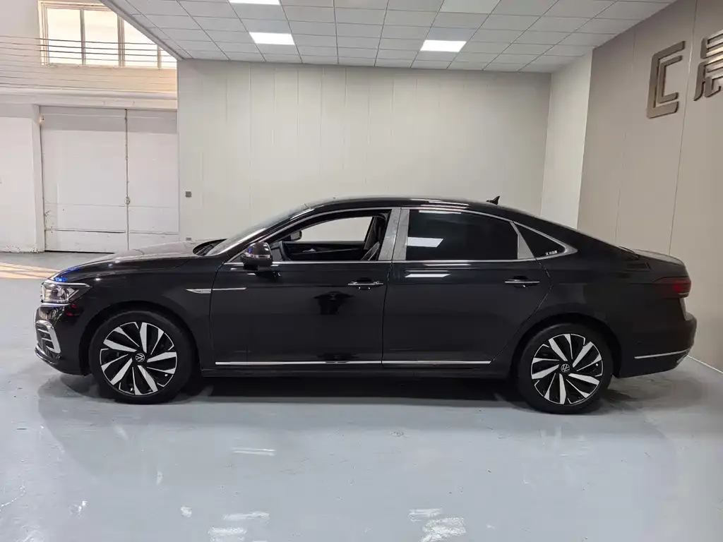 Volkswagen Passat 2023 из CN, фото 7