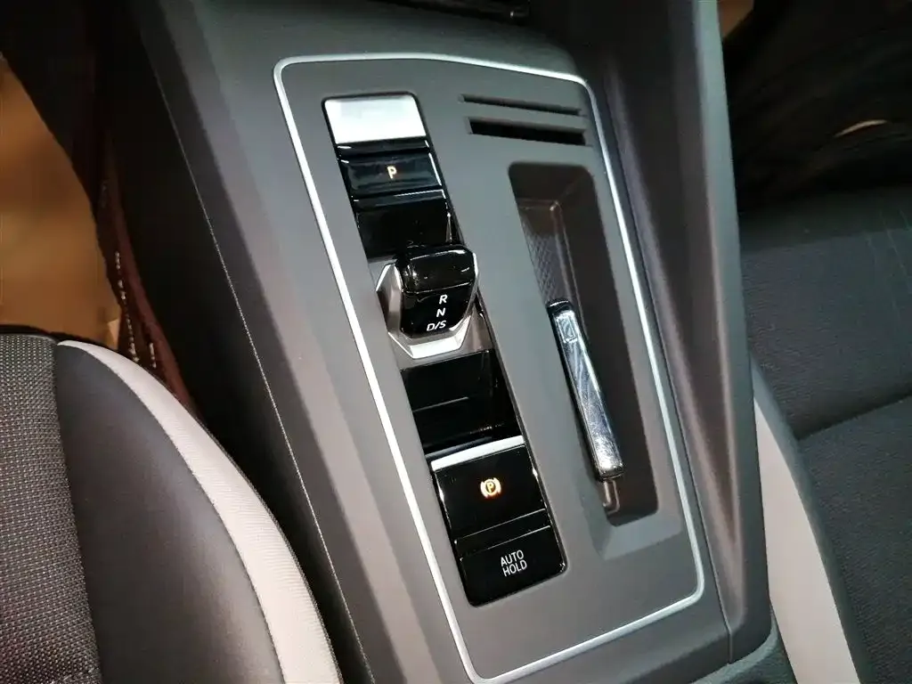 Volkswagen Golf 2024 из CN, фото 6