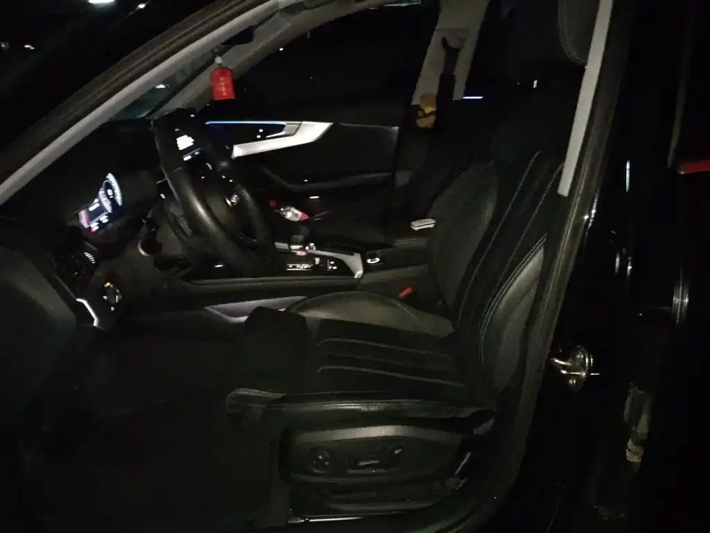 Audi A4L 2021 из CN, фото 2