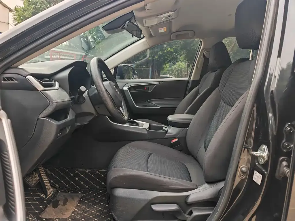 Toyota RAV4 2023 из CN, фото 5