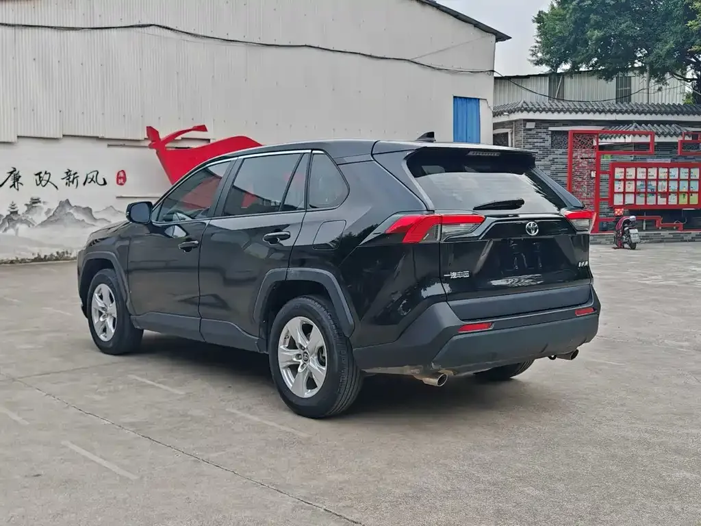 Toyota RAV4 2023 из CN, фото 2
