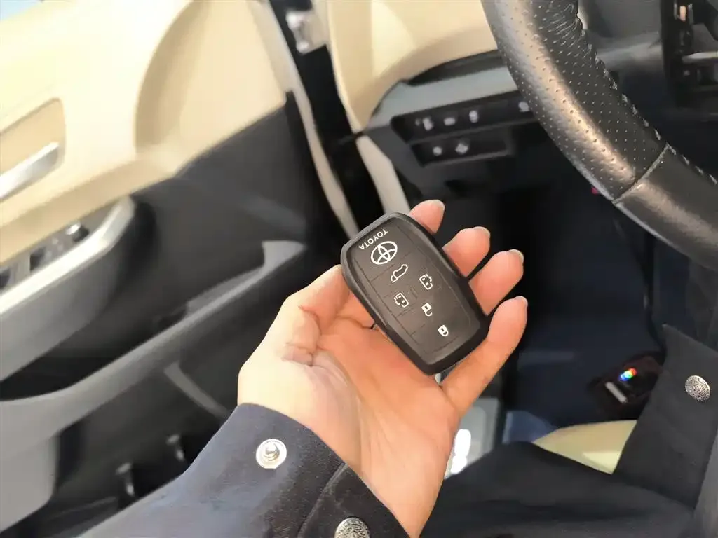Toyota Sienna 2023 из CN, фото 2
