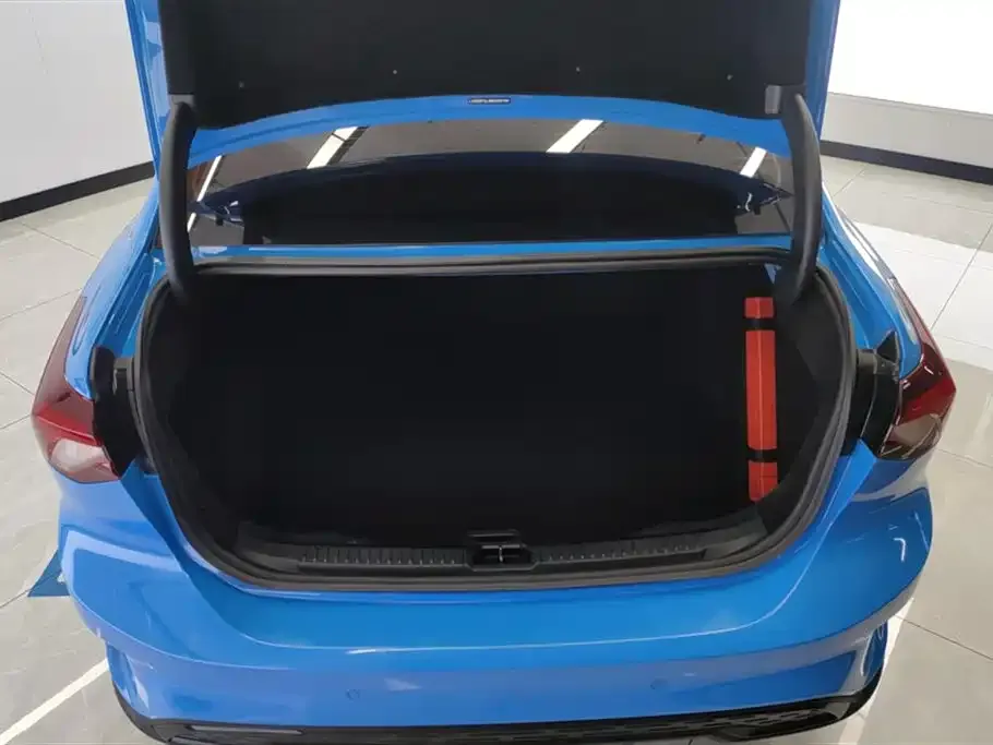 Ford Focus 2023 из CN, фото 8