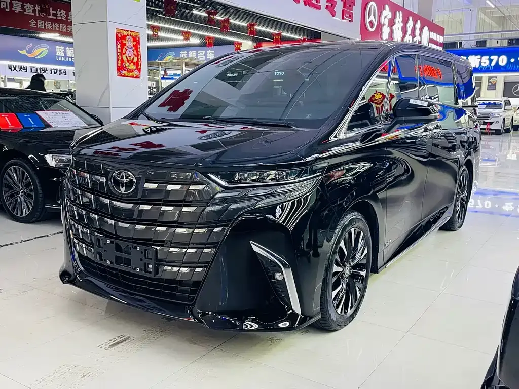 Toyota Alphard — фото 1