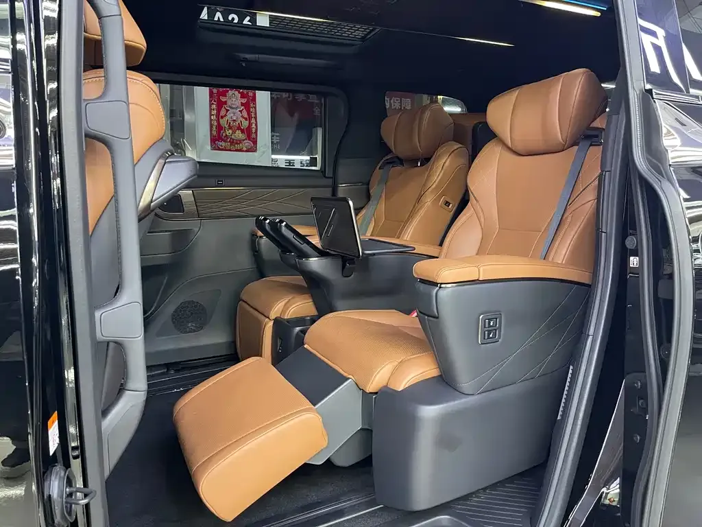 Toyota Alphard — фото 4