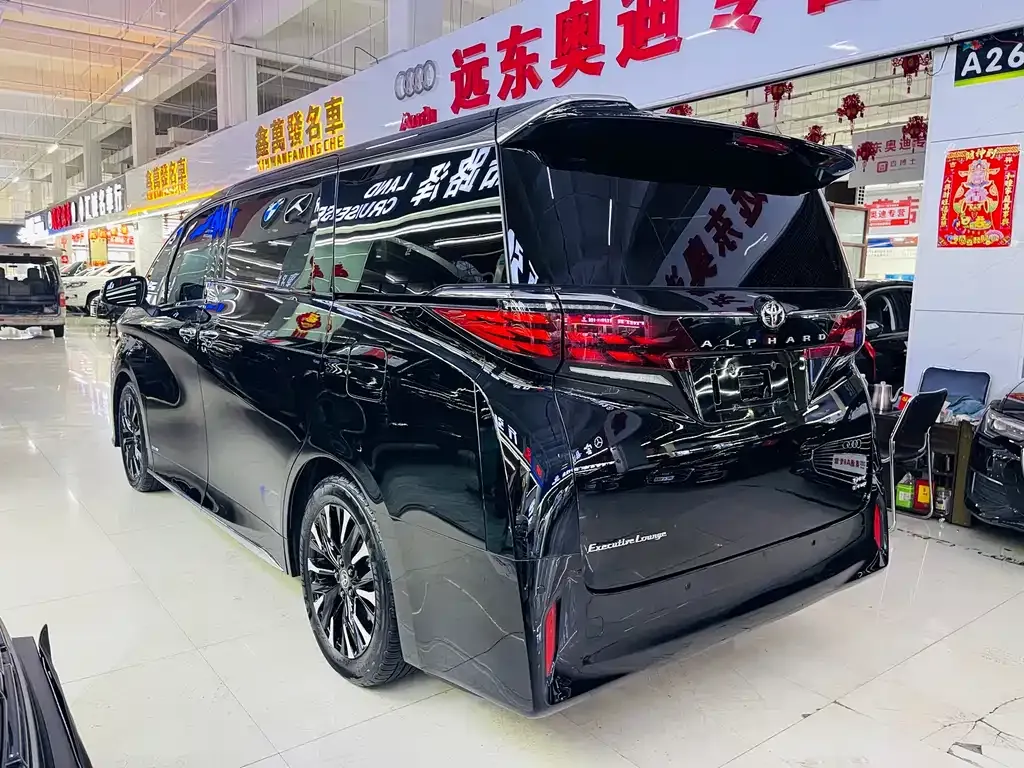 Toyota Alphard — фото 9