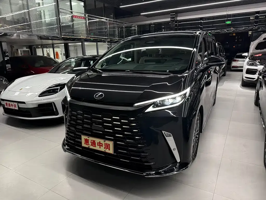 Lexus LM — фото 1