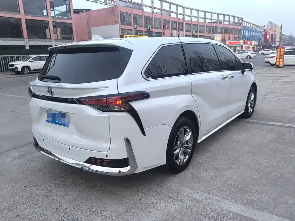 Toyota Sienna — фото 2