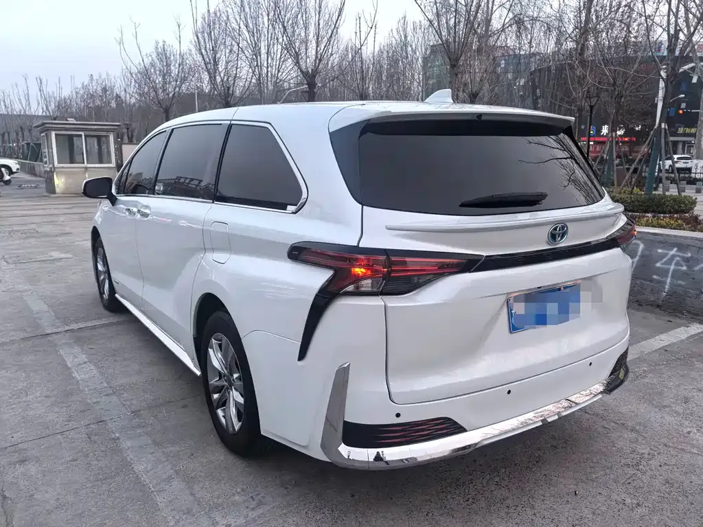 Toyota Sienna — фото 10